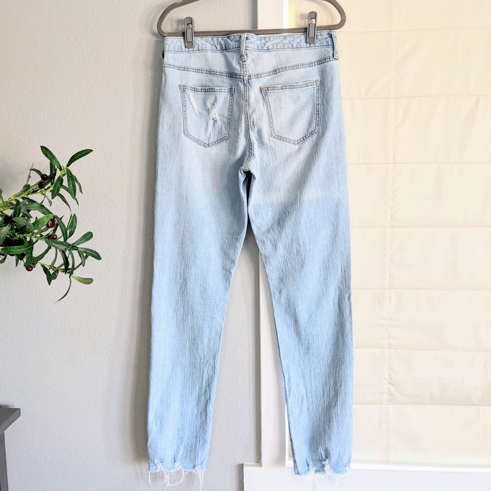 Universal Thread Lightwash Distressed Boyfriend J… - image 4